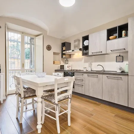 アパート Guesthost - Porta Susa Elegant & Design トリノ